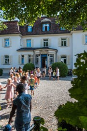 Die Villa Krämerstein ist für ein Jahr das Schulhaus der Kastanienbaumer Primarschüler. (Bild: Roger Grütter (Horw, 20. August 2018))
