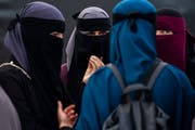 Im Kanton St.Gallen soll laut Vorlage bestraft werden, wer im öffentlichen Raum sein Gesicht verhüllt, sofern die Person damit «die öffentliche Sicherheit oder den religiösen oder gesellschaftlichen Frieden bedroht oder gefährdet». (Bild: Keystone)