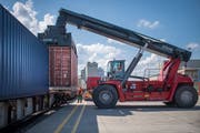 40 Tonnen schweben scheinbar schwerelos durch die Luft. Der Stapelkran auf dem Gossauer Güterbahnhof verlädt täglich bis zu 40 Container. (Bilder: Benjamin Manser)