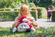 Monica Germann mit einem Plüschsamichlaus.