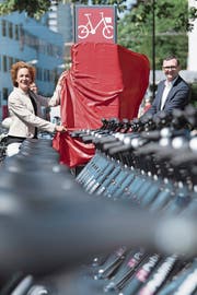 Die Berner Stadträtin Ursula Wyss bei der Eröffnung des Verleihsystems Ende Juni. (Bild: Peter Schneider/Keystone (Bern, 28. Juni 2018))