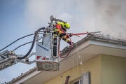 Die Feuerwehr Region Sursee löscht den Dachstockbrand. (Bild:Pius Amrein (20.8.28))