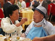Rührendes Familientreffen: Der 100-jährige Ahn Jong-ho wird von seiner 70-jährigen Tochter Ahn Jung-soon gefüttert. (Bild: KEYSTONE/EPA YNA/YONHAP / POOL)