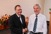 Der neue Pfarrer Andreas Reich wird von Kirchenpräsident Hans Krüsi herzlich begrüsst. (Bild: Barbara Hettich)