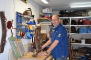 In seiner Garage verarbeitet Martin Warth auch die Abfälle aus der Suche von Daniela Wiesli. (Bilder: Tobias Bruggmann)