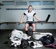 Die bald 20-jährige Schwyzer Torhüterin Vanessa Bolinger kämpft bei den Männern des EHC Chur um einen Stammplatz. (Bild: Stefan Kaiser (Zug, 27. Januar 2016)