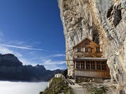 Opfer des eigenen Erfolgs: Das Berggasthaus Äscher-Wildkirchli in der Felswand unterhalb der Ebenalp bei Weissbad im Kanton Appenzell Innerrhoden wird von Gästen überrannt. (Bild: ARCHIV KEYSTONE/MARTIN RUETSCHI)