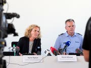 An einer Medienkoferenz der Stadtpolizei Zürich informieren Karin Rykart, Vorsteherin Sicherheitsdepartement, und Daniel Blumer, Kommandant Stadtpolizei Zürich, am Montag über die Ausschreitungen vom Samstag in Zürich. (Bild: KEYSTONE/MELANIE DUCHENE)