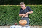 Riccarda Naef zeigt eine Performance mit St. Galler Brot.