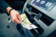 Sparkontobezüge werden auch bei der LUKB teurer. (Bild: Philipp Schmidli (Luzern, 27. Januar 2016)