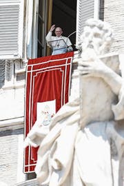 Papst Franziskus grüsst Gläubige vom Balkon seines Büros im Vatikan. (Bild: Giuseppe Lami/EPA; 19. August 2018)