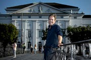 Benedikt von Peter vor dem Luzerner Theater, das er noch drei Spielzeiten lang leiten wird. (Bild: Pius Amrein, 20. August 2018)