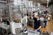 Ein Mitarbeiter von Komax prüft eine Kabelverarbeitungsmaschine. (Bild: Boris Bürgisser (Dierikon, 26. Januar 2017))
