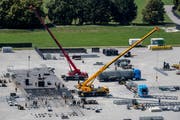 Aufbauarbeiten für das Konzert der Toten Hosen auf der Allmend Luzern am Dienstag, 21. August 2018. Bild: Philipp Schmidli
