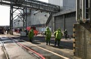 Einsatzkräfte in Schutzanzügen bei der Papierfabrik Perlen. (Bild: Luzerner Polizei, 21. August 2018)