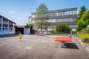 Der Trakt C des Schulhauses Ebnet in Andwil (rechts) wird im Herbst komplett renoviert. (Bild: Urs Bucher)