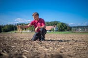 Landwirt Jürg Rasi kämpft gegen ein Tiefenlager im Weinland. Im Hintergrund sein Hof. (TAGBLATT/Benjamin Manser)
