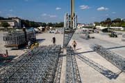 Derzeit wird die Bühne auf der Allmend aufgebaut. Bild: Philipp Schmidli