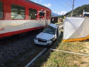 Der Lokführer der Matterhorn-Gotthard Bahn konnte die Kollision mit dem Personenwagen trotz Warnsignalen und Notbremsung nicht mehr verhindern. Das Auto wurde vom Zug erfasst und in den Bahngraben geschleudert. (Bild: KEYSTONE/KANTONSPOLIZEI WALLIS)
