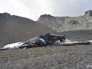 The Ju-52 of the Ju-Air crashed 500 meters southeast of the Segnespasses near Flims GR almost perpendicular to the ground. (Image: KEYSTONE / CANTONAL POLICE OF GRISONS)