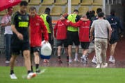 Granit Xhaka wird Ende Mai in Lugano verletzt vom Platz geleitet. (Bild: Keystone)