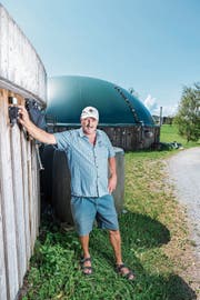 Andreas Boschung und seine Biogasanlage. (Bild: Thomas Hary)