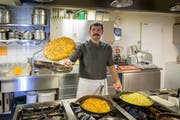 Der gelernte Koch Bernhard Knechtle verarbeitet pro Saison knapp 16 Tonnen Kartoffeln zu Rösti. Von Hand geschält. (Bild: Raphael Rohner)