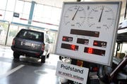 Prüfstand des Strassenverkehrsamts in Luzern. (Bild: Boris Bürgisser, 24. September 2013)
