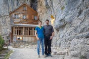 Nicole und Bernhard Knechtle vor «ihrem» Restaurant Aescher. (Bild: Raphael Rohner)