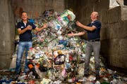 Markus Tonner von der InnoRecycling AG (links) und Markus Gasser von der Gasser AG in Dagmersellen.Bild: Philipp Schmidli (22. August 2018)