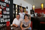 Das bisherige Wirtepaar Anita Künzler und Werner Deeg (vorne) übergeben das «Marktplätzli» nächsten Montag dem neuen Wirtepaar Sarah und Remo Helfenberger (hinten). Bild: Vivien Huber