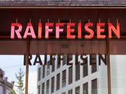 Die Raiffeisen-Gruppe hat im ersten Halbjahr trotz der Turbulenzen in der Führungsetage nur leicht weniger Reingewinn eingefahren als im Vorjahr. (Bild: KEYSTONE/GAETAN BALLY)