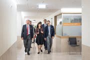Getrübte Einweihung: Felix Sennhauser mit den Regierungsräten Hanselmann und Mächler im Spital Wattwil.Bild: Ralph Ribi (2. Juni 2018)