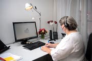In ihrem Luzerner Büro erreichen die «Dargebotene Hand» jährlich rund 14'000 Anrufe. Im Bild: Ines Frey, Verantwortliche Aus- und Weiterbildung. (Bild: Pius Amrein, Luzern, 21. August 2018)