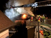 Das Haus stand in Vollbrand. (Leserbild: Urs Amstutz)