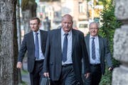 Polizeikommandant Adi Achermann (links) und der ehemalige Kripo-Chef Daniel Bussmann (Mitte) mit ihren Anwälten auf dem Weg zum Kantonsgericht. (Bild: Pius Amrein, Luzern, 23. August 2018)