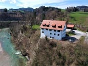 Die Liegenschaft auf dem Geländesporn über der Thur ist teil der ehemaligen Burganlage der Grafen von Toggenburg. (Bilder: Licht-Immobilien/Claudio Casagrande)