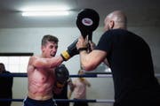 Zino Meuli (links) und Trainer Christian Würgler im letzten Training vor dem Profikampf. (Bild: Benjamin Manser)