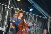 Eine ausgelassene Stimmung herrschte am ersten Abend der Jazz Night. Im Bild «Africana18+» auf der Bühne Fischmarkt. (Bild: Maria Schmid (Zug, 23. August 2018))