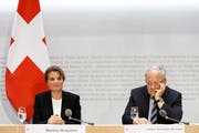 Martina Hirayama, die neue Staatssekretärin für Bildung, Forschung und Innovation sowie Bundesrat Johann Schneider-Ammann. (Bild: KEYSTONE/Peter Klaunzer)