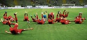 Spieler des FC Bayern München bejubeln am Boden den Supercup-Sieg gegen Frankfurt. (Bild: Ronald Wittek/EPA)