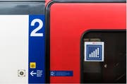 Ein Aufkleber an einer Zugtüre weist auf besseren Handy-Empfang im Zug hin. (Bild: keystone)