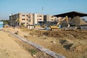 Dort, wo jetzt noch eine Baugrube ist, entsteht der neue Firmensitz der Karl Weil AG in Gossau. (Bild: Herbert Bosshart)