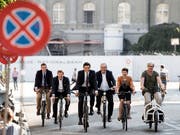 Nur die SVP radelt nicht mit: Das Ja-Komitee auf dem Weg zum Presseauftritt für den Veloartikel. (Bild: KEYSTONE/PETER SCHNEIDER)