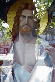 Welches Herz wird in der Brust des Heilands schlagen? Das sakrale «Herz Jesu» oder ein anatomisch-menschliches? Die animierte Bildinstallation von Konrad Reichmuth und Zeno Schneider regt zur Reflexion an.