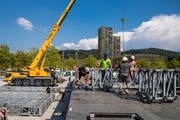 Aufbauarbeiten der Bühne für das Konzert der Toten Hosen auf der Allmend Luzern am Dienstag, 21. August 2018.
