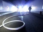 Ein Feuerwehrschlauch liegt in der ersten Röhre im Elbtunnel. Am Donnerstagabend ist bei Wartungsarbeiten im Elbtunnel ein Baufahrzeug mit Bitumen und Gasflaschen in Brand geraten. (Bild: Keystone/DPA/BODO MARKS)
