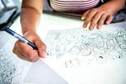 Vida Sprenger zeichnet alles mit einem schwarzen Stift. (Bild: Andrea Stalder)