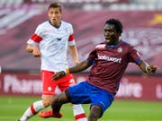 Koro Koné hat den Ball kurz vor seinem ersten Treffer fest im Blick (Bild: KEYSTONE/MARTIAL TREZZINI)