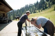 Reporterin Martina und Fränz gönnen sich eine kühle Erfrischung. Bild: Corinne Glanzmann (Flühli, 08. August 2018)